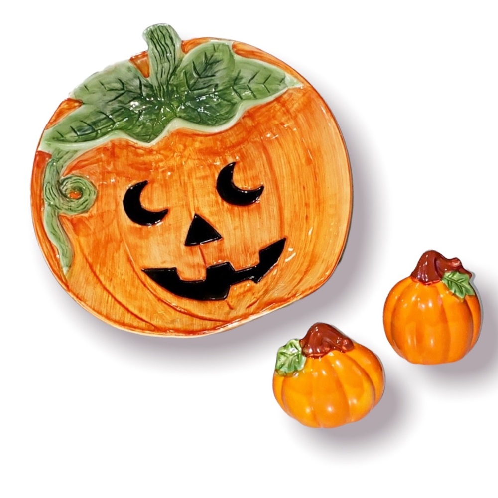 Halloween Jackolantern Tray bowl & Pumpkin Salt Pepper shakers